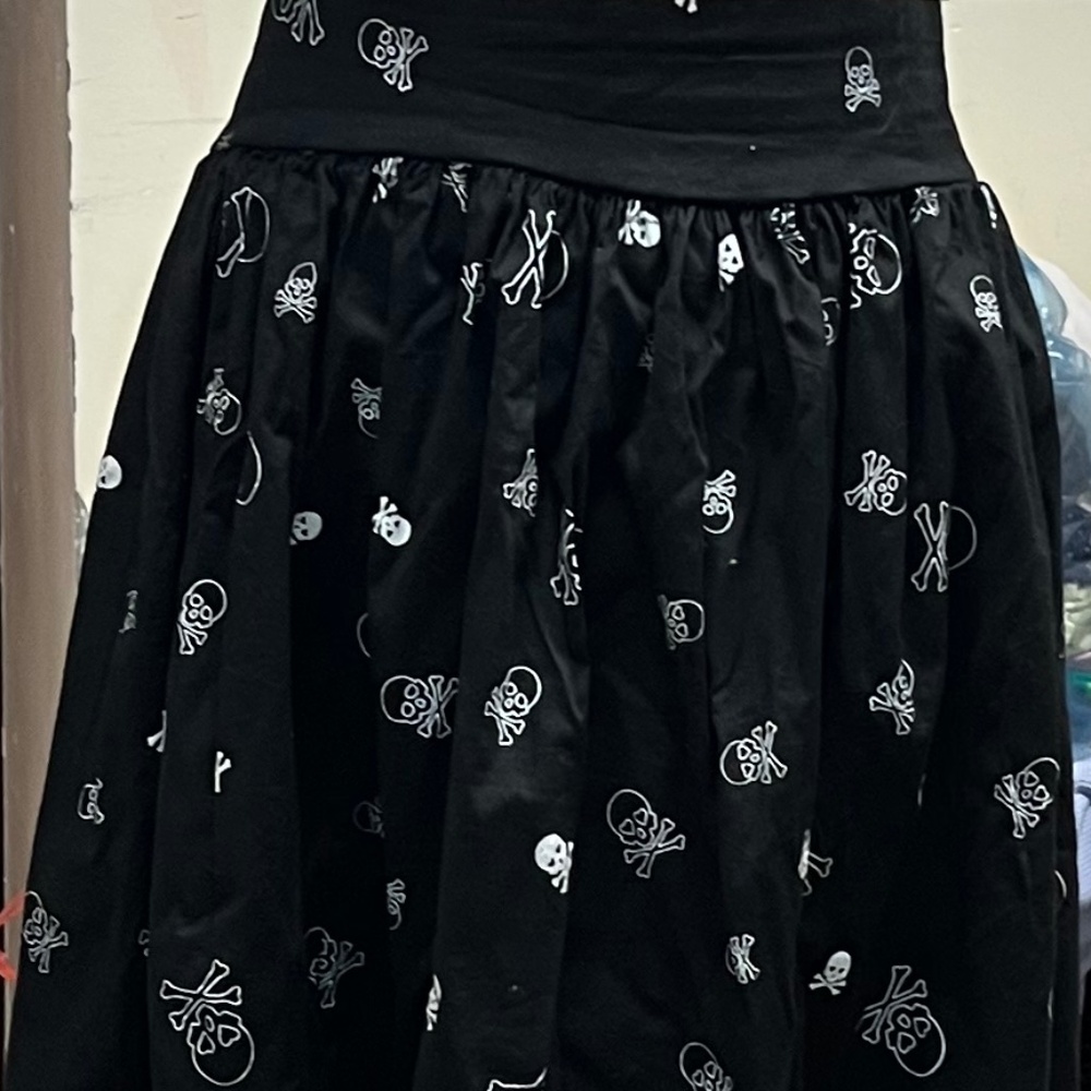 SARA USA Black Skull Skirt Midi with white skulls Elastic Waist Size Large NWOT